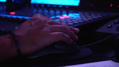 el hombre está trabajando detrás de la mesa de mezclas en un estudio de grabación