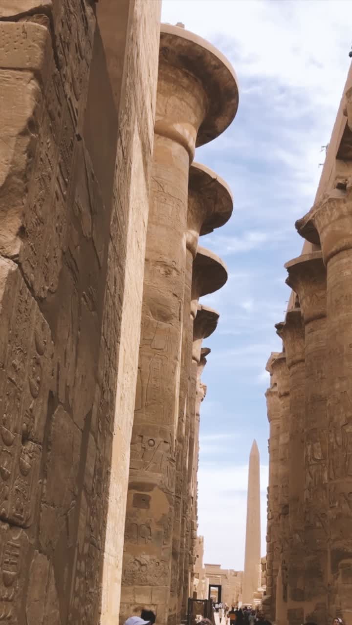 Panoramica su colonne e geroglifici di un antico tempio egizio