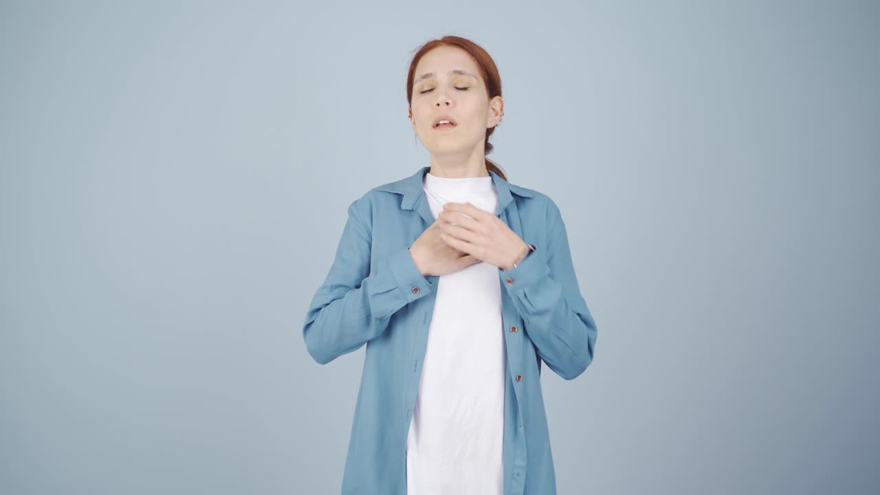 la mujer con la tos.