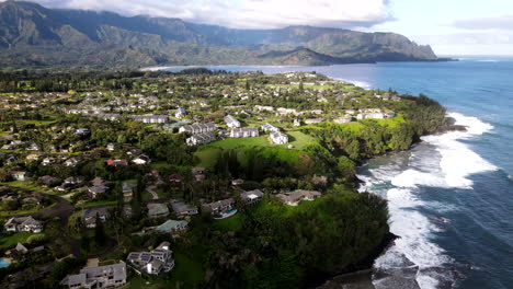 Pase-Aéreo-Sobre-Princeville,-Hola-En-Un-Día-Despejado-Con-Montañas