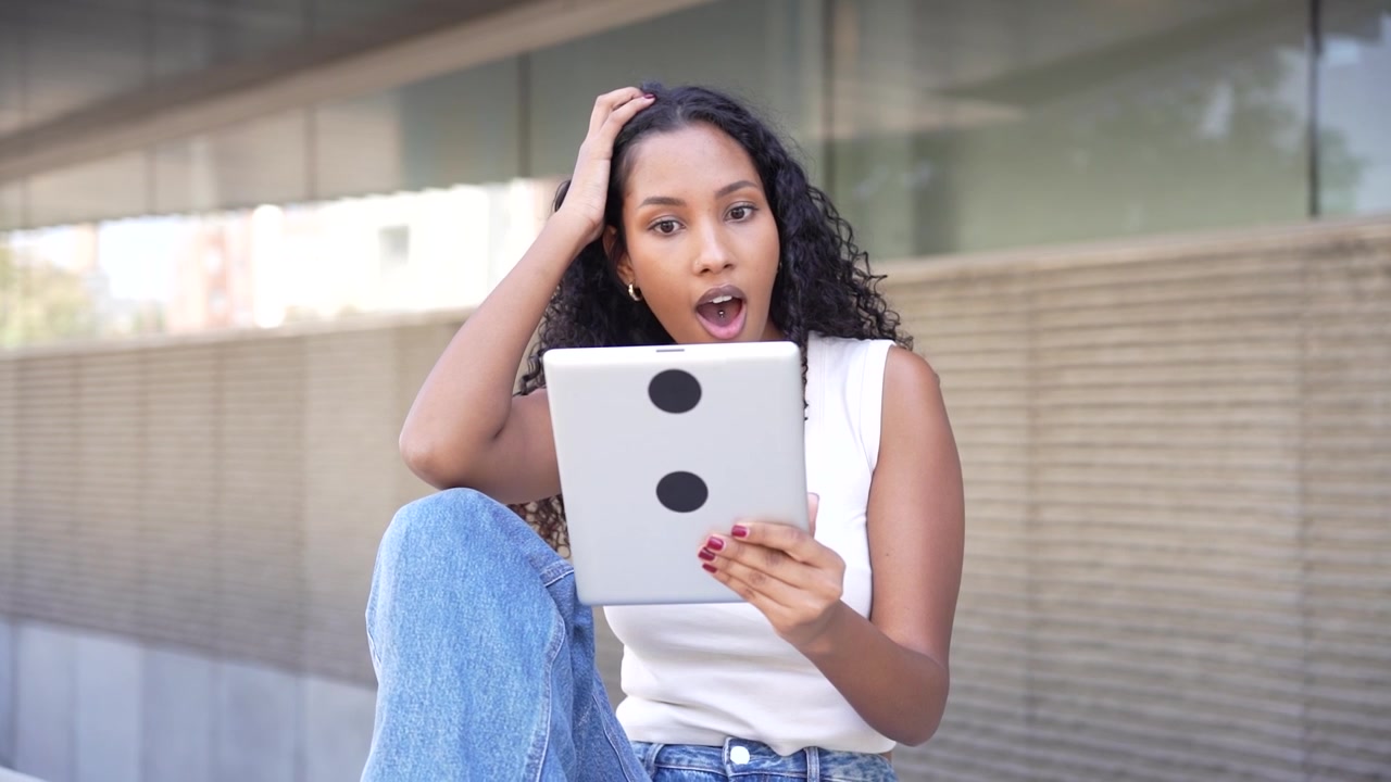 Una mujer joven interactúa activamente con su tableta digital en un vibrante entorno urbano.