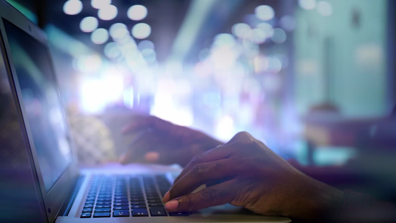 persona escribiendo en una computadora portátil por la noche