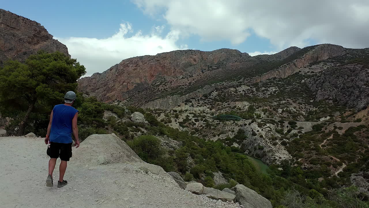 turista mirando sobre el valle de el cabrito observatorio ornitológico, españa