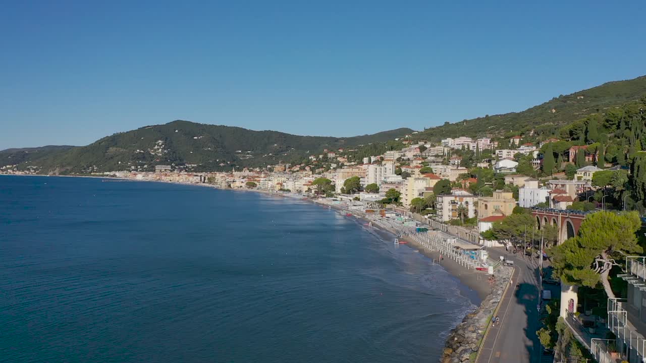 drone che si alza e mostra la città di alassio