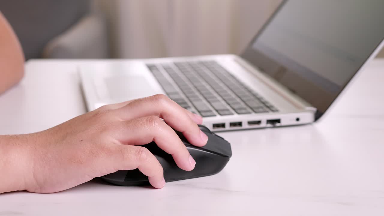 primer plano de mujer uso de computadora con mouse