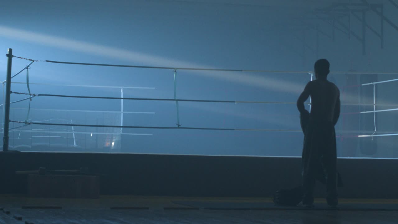 훈련 링 에 있는 권투 선수 의 실루