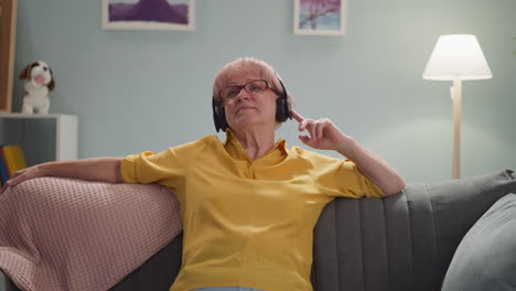 modern-grandmother-is-sitting-on-the-couch