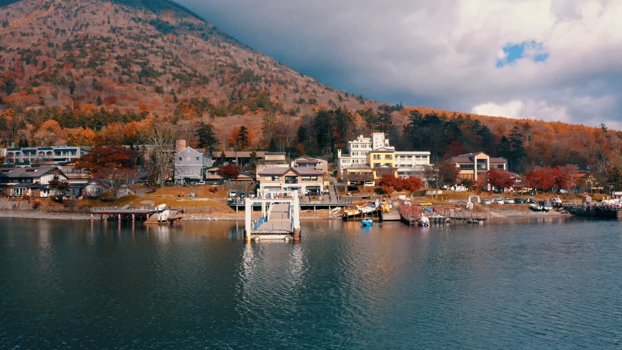 산 에 있는 호수 의 공중 사진