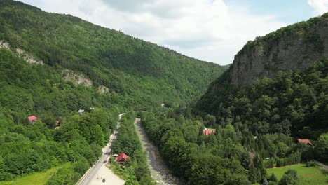 vista de pájaro: explorando la belleza de lepsa, la joya de la montaña de rumania