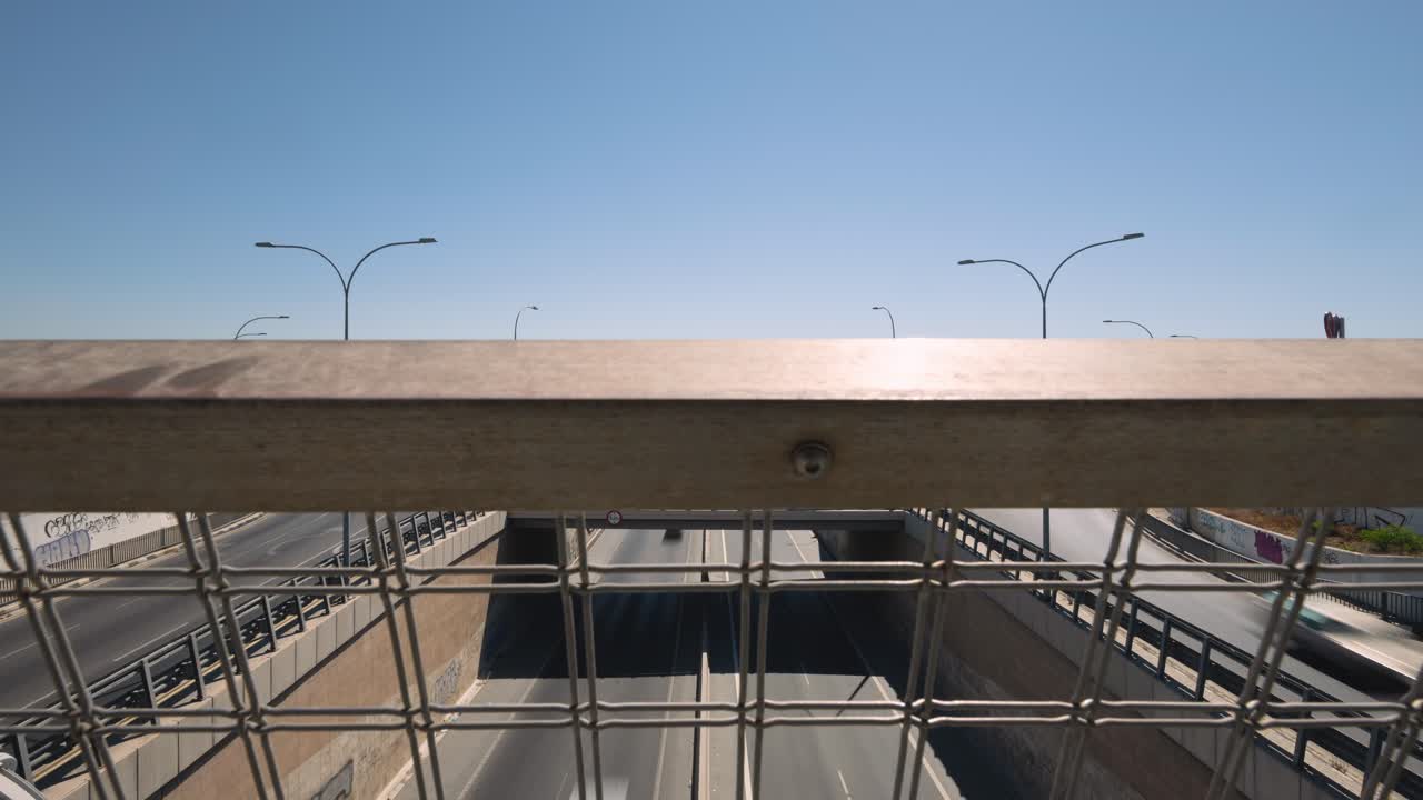 timelapse dinámico de la concurrida rotonda sobre la intersección de la autopista por la mañana