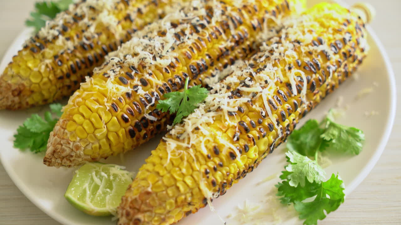 바베큐와  ⁇ 긴 옥수수와 치즈와 라임이 접시에