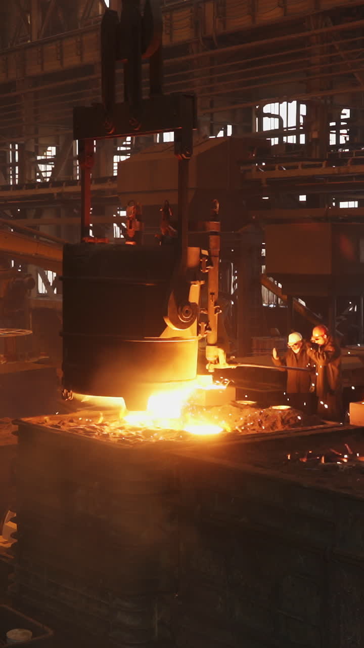 Verter metal fundido em uma fundição