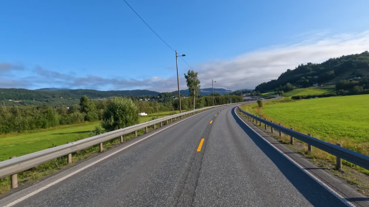 Punto di vista dal veicolo. Guidare un'auto su una strada in Norvegia