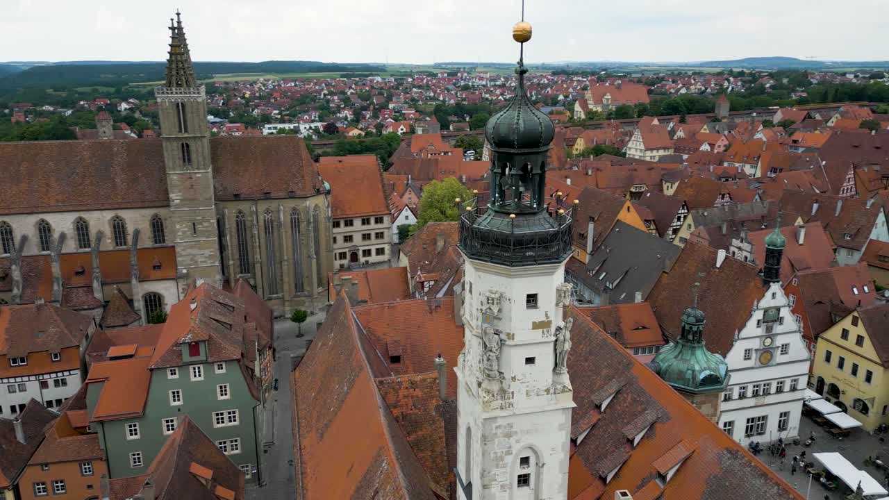 Video aereo con drone 4K della storica Torre del Municipio sulla Piazza del Mercato di Rothenburg, Germania