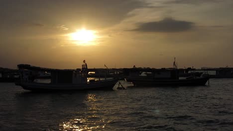 El-Ambiente-De-La-Tarde-En-El-Muelle-De-Pesca