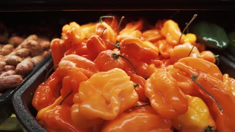 pimientos habanero picantes y jengibre en un supermercado