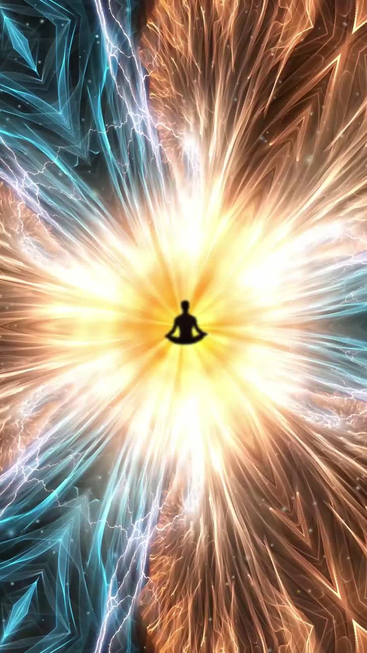 Silhouette di una persona in posizione del loto che medita con un'aura esplosiva di energia curativa per il risveglio spirituale.