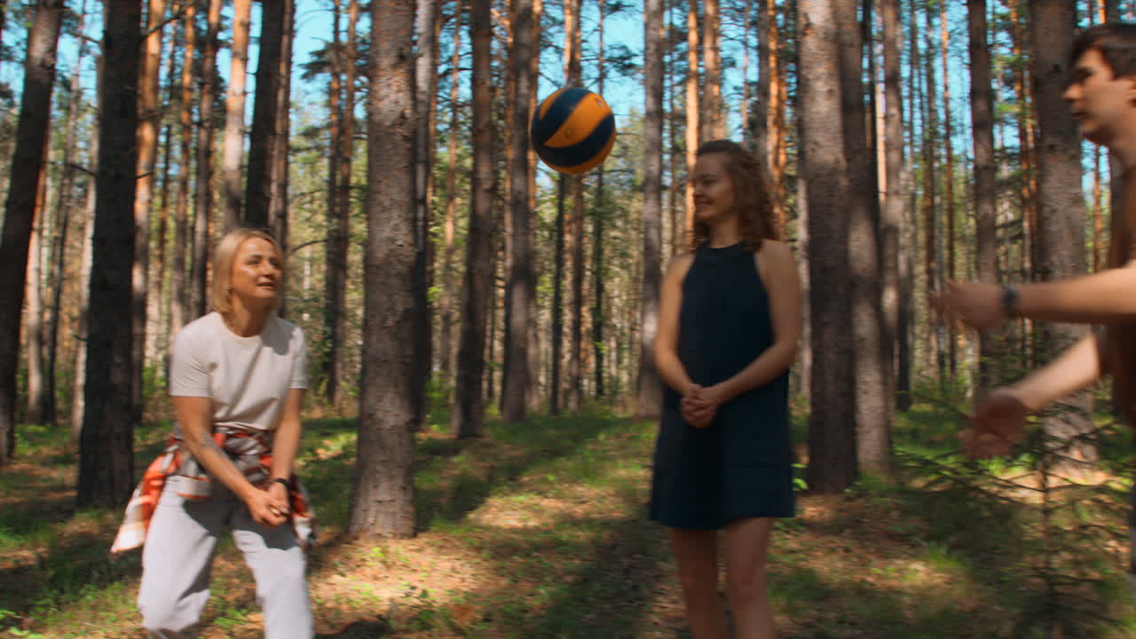 personas jugando al voleibol en un bosque