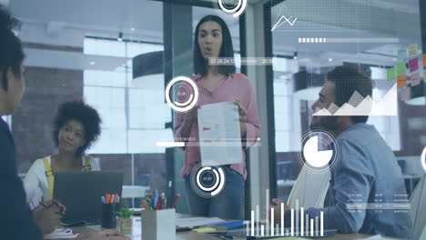 animación del procesamiento de datos estadísticos sobre mujeres biraciales discutiendo con colegas en la oficina