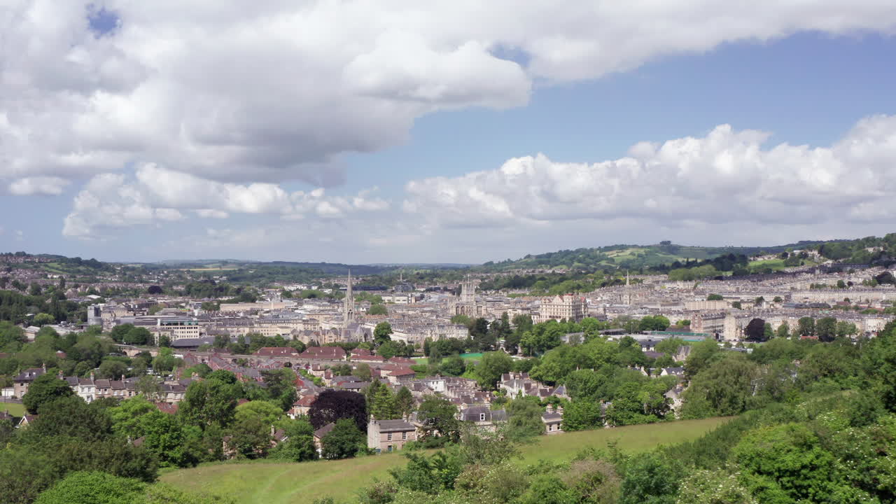 toma aérea empujando hacia la ciudad de bath, incluida la abadía de bath, en el suroeste de inglaterra en un día soleado de verano