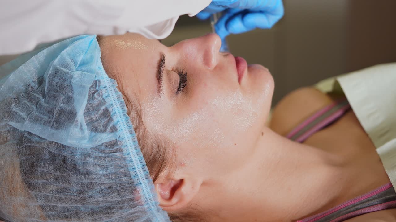 mujer que recibe tratamiento facial