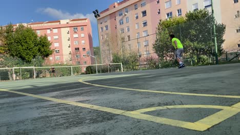 Menschen,-Die-An-Einem-Sommernachmittag-In-Europa-In-Einem-Noblen-Vorort-Tennis-Spielen