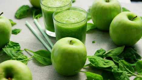 batido verde en vasos e ingredientes
