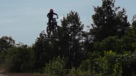 El-Ciclista-De-Motocross-En-Cámara-Lenta-Gana-Tiempo-En-El-Aire