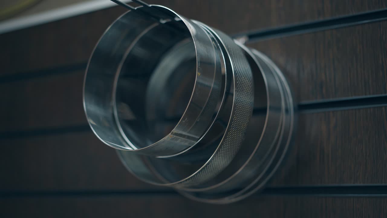 제 ⁇ 사는 케이크를 위해 필요한 금속 베이킹 형태를 선택합니다.