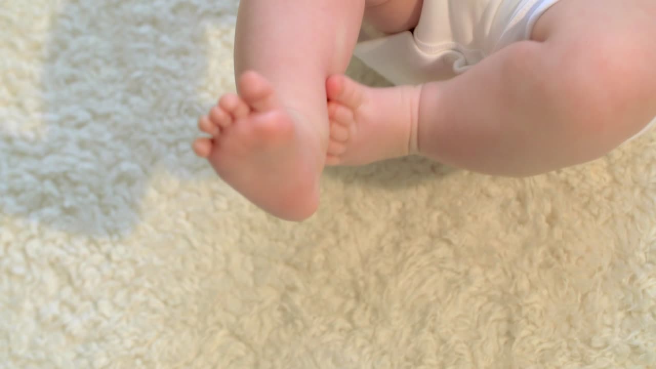 슬로우 모션을 차는 아기 발