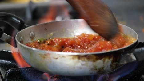 preparación de la salsa de tomate