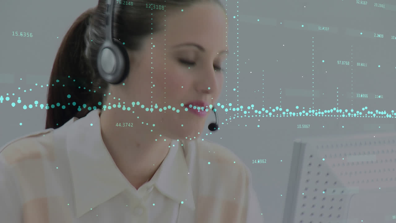 Animazione di statistiche ed elaborazione dati su donna d'affari con auricolare