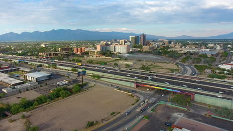 Weite,-Aufschlussreiche-Drohnenaufnahme-Der-Innenstadt-Von-Tucson,-Arizona