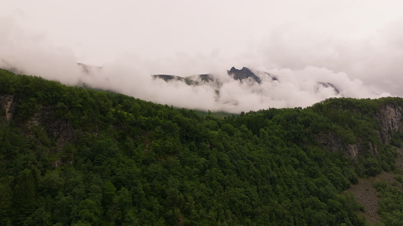 el impresionante desierto noruego, los picos de las montañas envueltos en nubes.