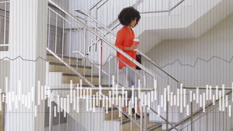animación del procesamiento de datos sobre una mujer de negocios afroamericana en la oficina