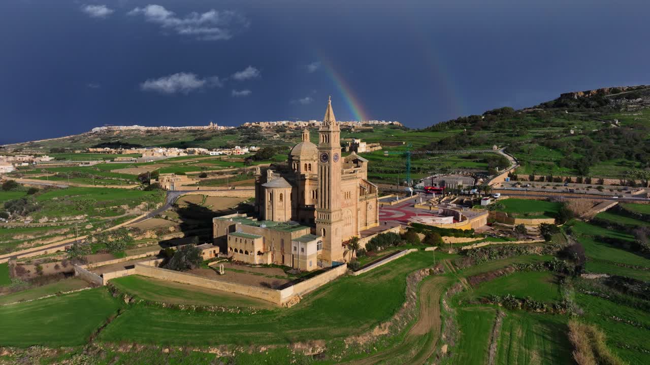 몰타의 고조 섬의 이 많은 날에 푸른 풍경과 함께 타 피누 성당의 공중 풍경