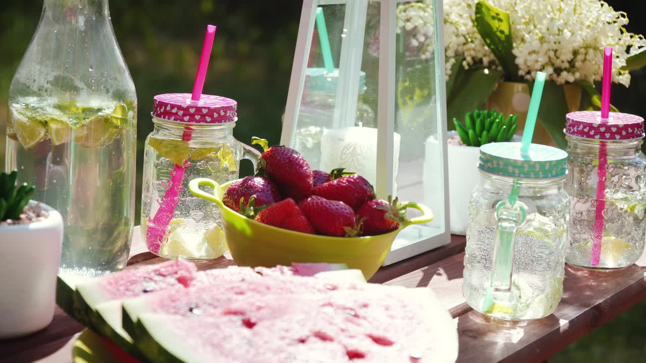 매운 과일 과 맛있는 레모네이드 가 있는 피크닉 테이블