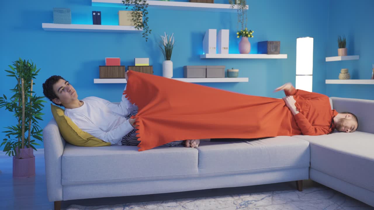 형제들이 집에서 자고 있을 때, 그들은 담요를 당기고 논쟁합니다. 가족의 개념에서 관계의 어려움.