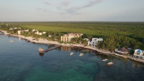 Rückwärtsaufnahme-Des-Resorts-Am-Akiin-Beach,-Tulum,-Mexiko_Drohnenansicht
