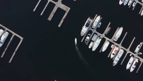 ZENIT-SHOT-OF-A-BOAT-ARRIVING-AT-MARINA-IN-IXTAPA