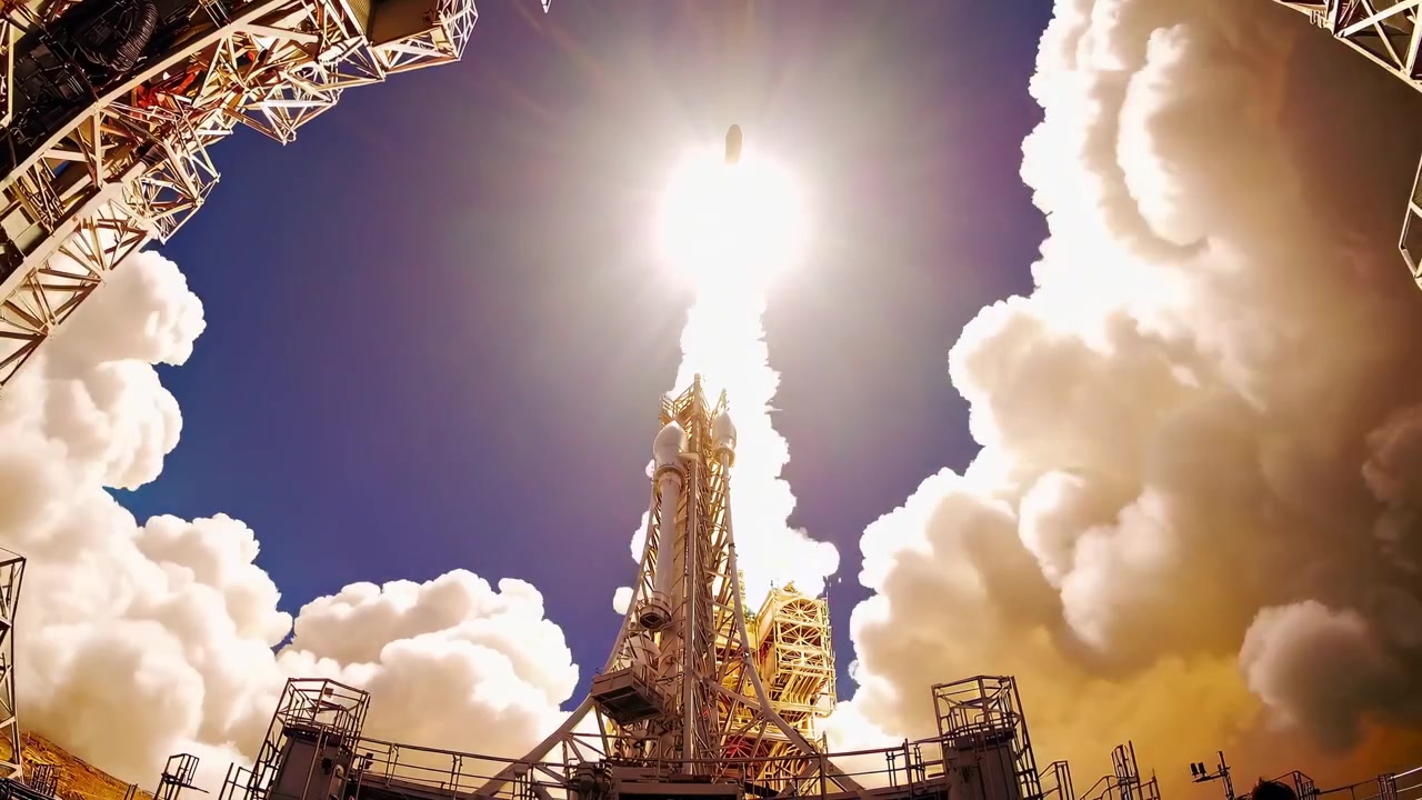 Lancio di razzo spaziale dalla rampa di lancio nel cielo azzurro e limpido