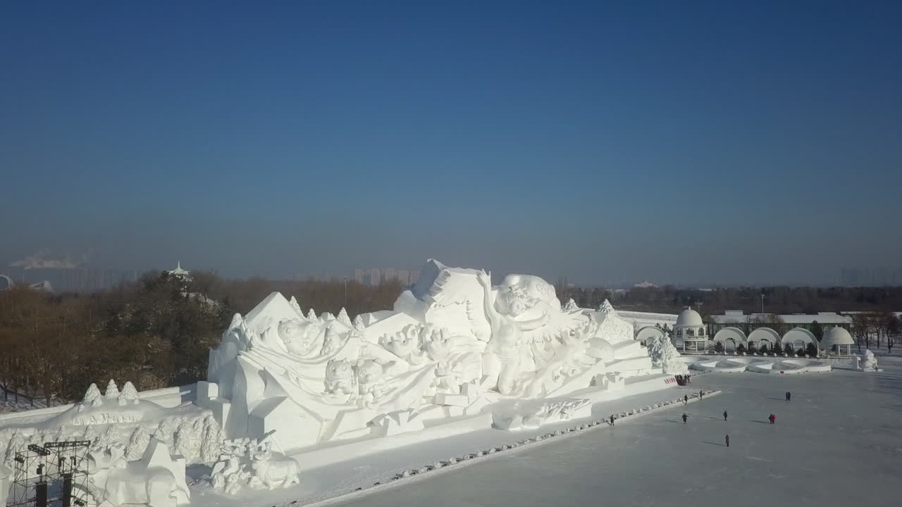하얼빈 얼음 축제 방문객들은 얼어붙은 연못, 눈 조각에 모여