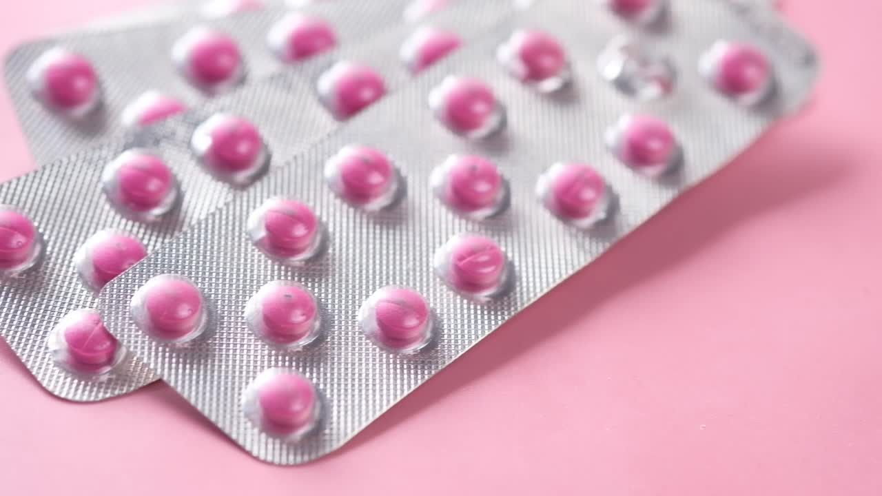 Pastillas rosadas en envases de ampolla