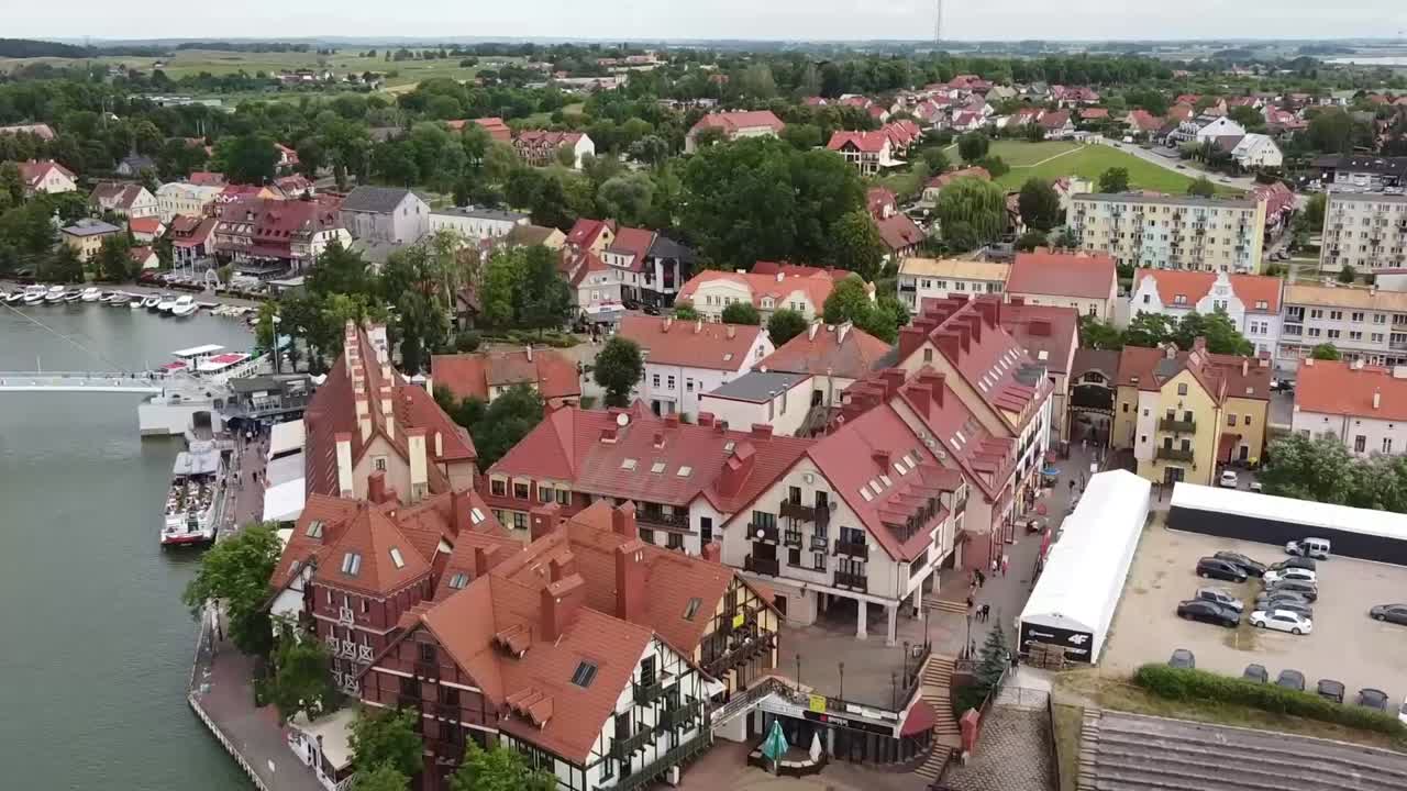 휴일에 mikolajskie 호수에있는 폴란드의 mikolajki 항구에서 여객선과 개인 요트의 탑 샷 공중 조류보기