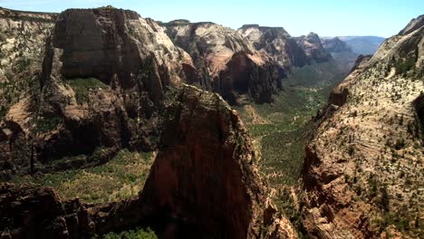 Eine-Kreisförmige-Filmische-Zeitlupen-Drohnenaufnahme-Von-Felsen-Des-Zion-Nationalparks-In-Verschiedenen-Formen-Und-Größen