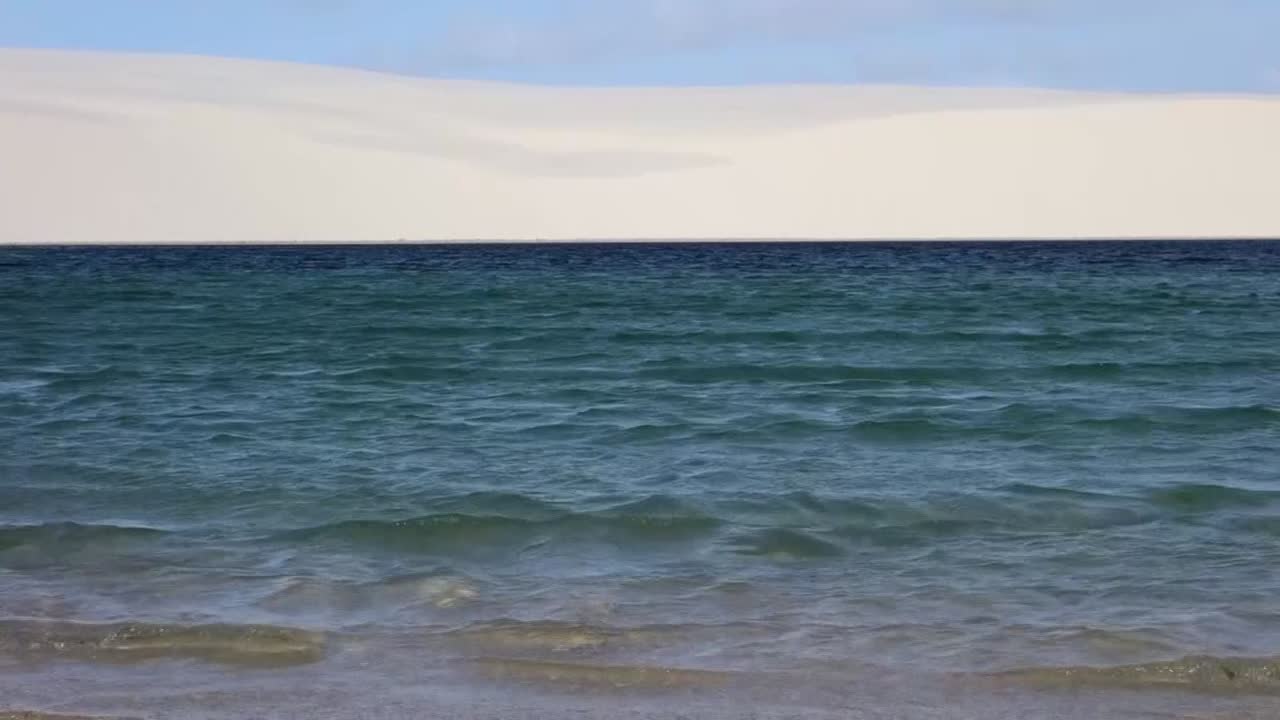 모래 언덕에 형성된 담수 석호에서 흐르는 물의 타이트 샷