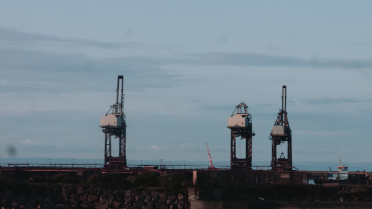 항구와 산업 현장을 가로지르는 영화 판