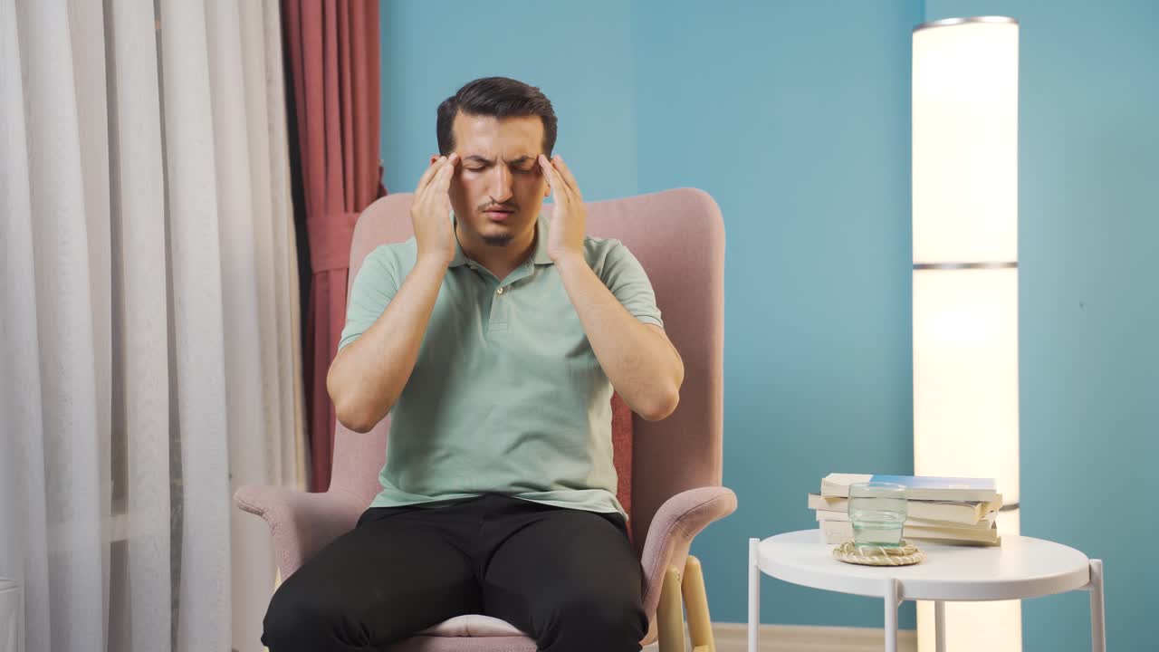 두통이 있는 남자.