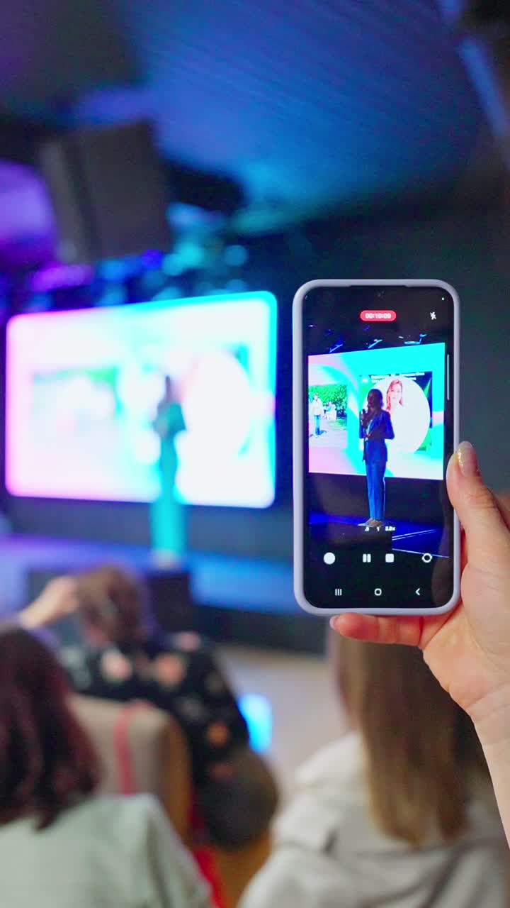 mujer haciendo una presentación en una conferencia