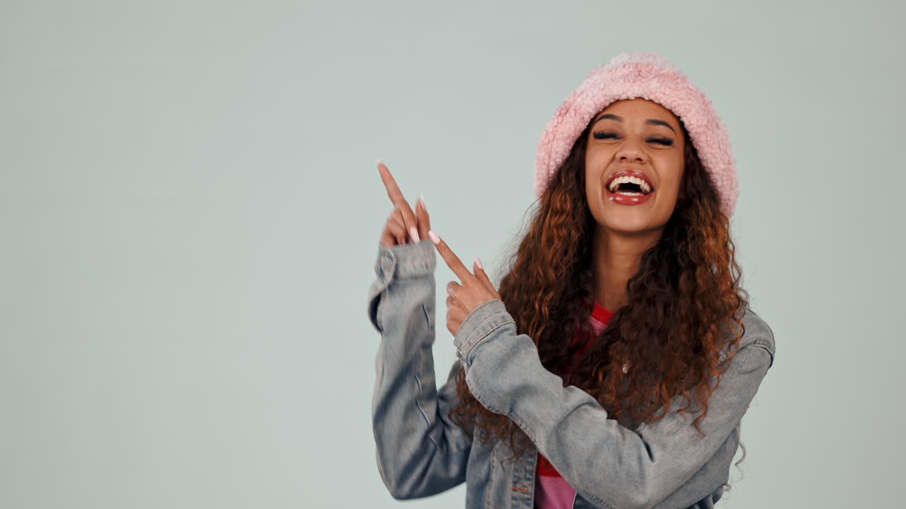 moda, señalando y mujer en el estudio con la moda